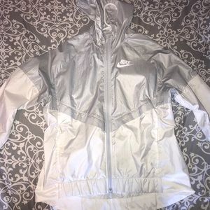 ✨White/ light grey Nike wind breaker✨